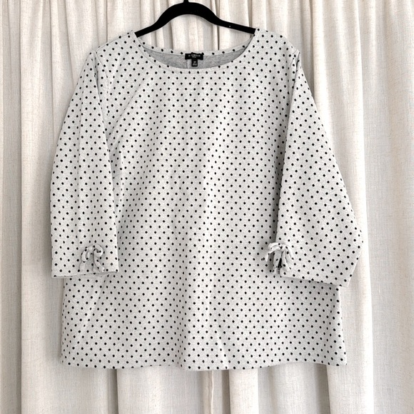 🩶 Talbots Woman top with silver metallic background & black polka dots. Size 2X. - Picture 2 of 10